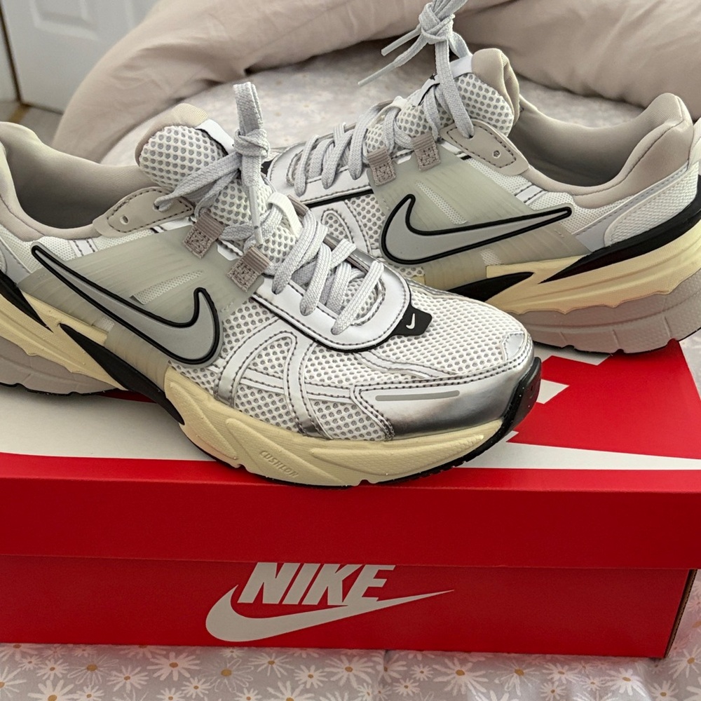 New In Box Nike V2K Run Sneakers size 8

Summit White/Pure Platinum/Light Iron - Picture 8 of 16